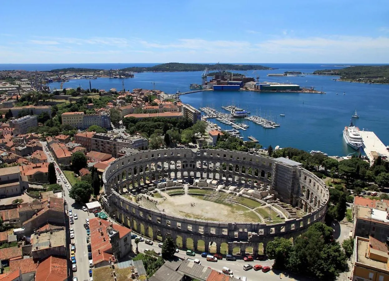Apartments With A Parking Space Pula - 7647