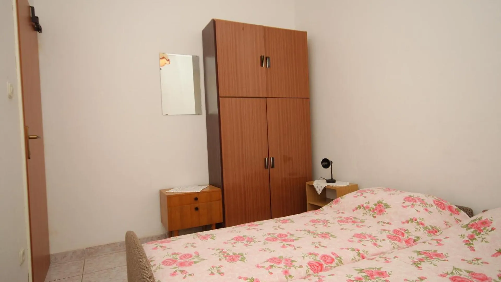 Apartments With A Parking Space Pula - 7647 Croatia